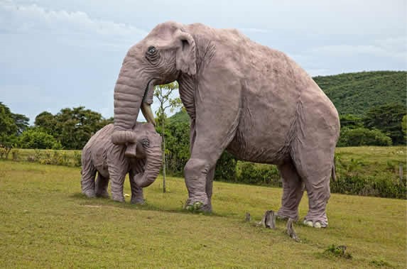 escultura de elefantes prehistóricos en un valle