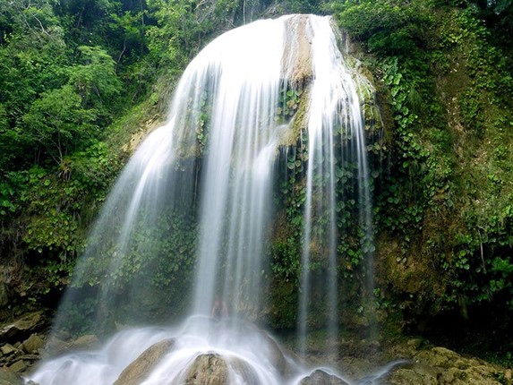 salto de agua con rocas y vegetación