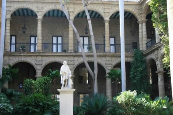 Estatua en el patio del palacio 