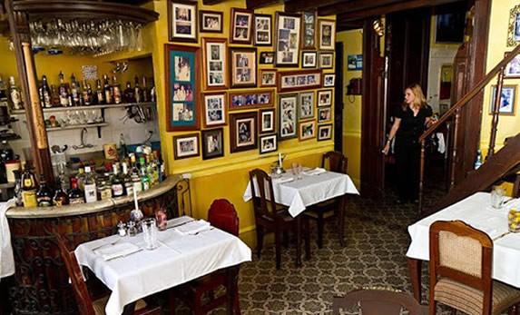 salón con decoración vintage en el restaurante