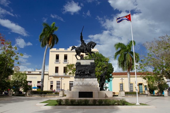 estatua de bronce sobre base de mármol 