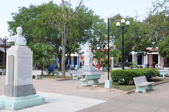parque con vegetación y monumentos de mármol