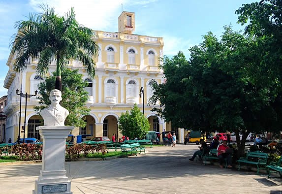 Monumento en el parque Serafin Sanchez