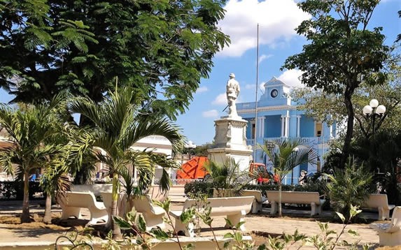 estatua de mármol rodeada de vegetación