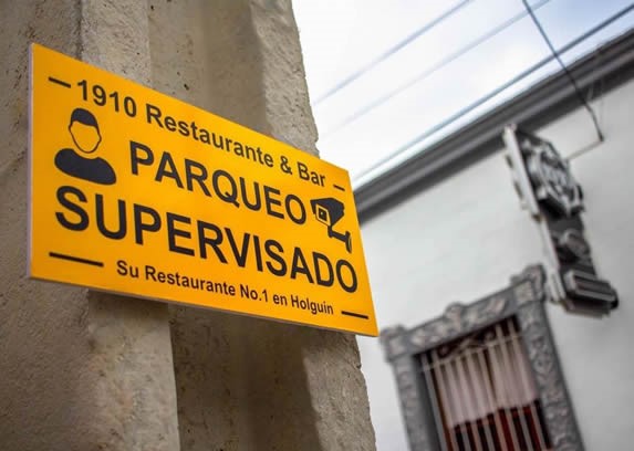 cartel de parqueo supervisado en el restaurante