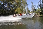 grupo de turistas paseando en lancha por la laguna