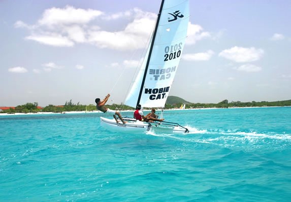 catamarán en la playa bajo el cielo azul