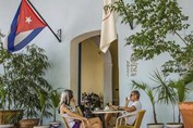 clientes sentados en la cafetería del hotel