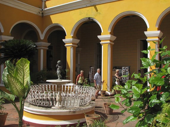 patio interior con vegetación y fuente