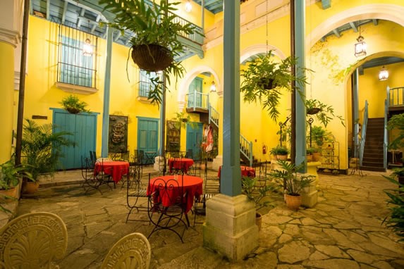 Café en el patio interior del hotel