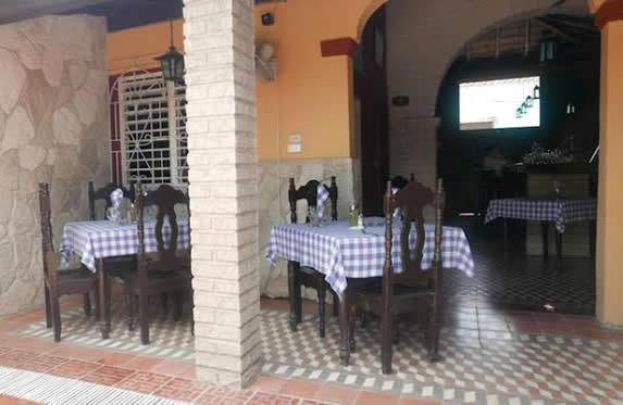 mesas de madera con manteles de cuadros