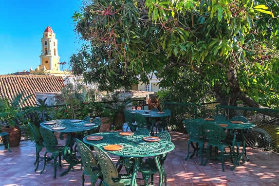 Mesas en el patio exterior del restaurante