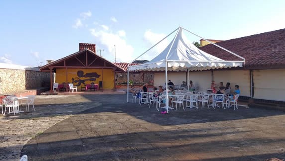 patio con carpa y mobiliario de exterior