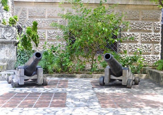 Cañones en el patio trasero del museo