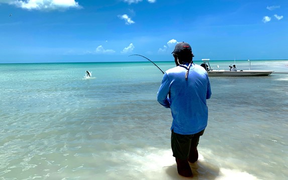 hombre pescando a la orilla del mar