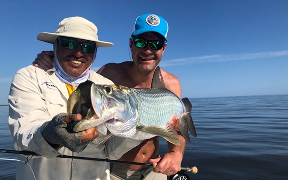 pescadores mostrando un gran pez