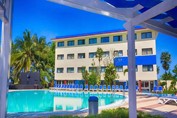 Vista de la piscina del hotel 