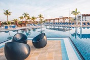 Vista de la piscina del hotel