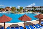 piscina con tumbonas y sombrillas alrededor