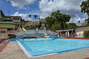 piscina con puente rodeada de tumbonas 