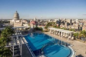Vista completa de la piscina del hotel
