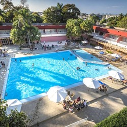 piscina rodeada de tumbonas y sombrillas de playa