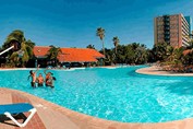 Piscina del hotel Playa Caleta