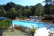 piscina rodeada de tumbonas y sombrillas 