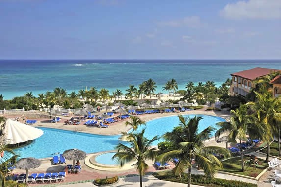 Vista de la piscina del hotel