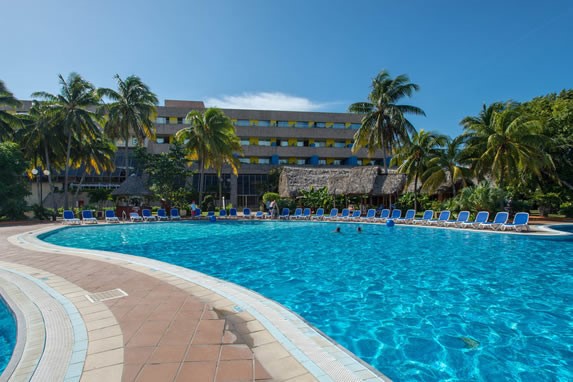 piscina rodeada de palmeras en el hotel Tuxpan