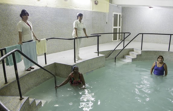 piscina interior con aguas termales y enfermeras