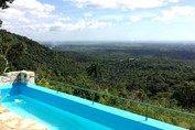 piscina con vista a las montañas