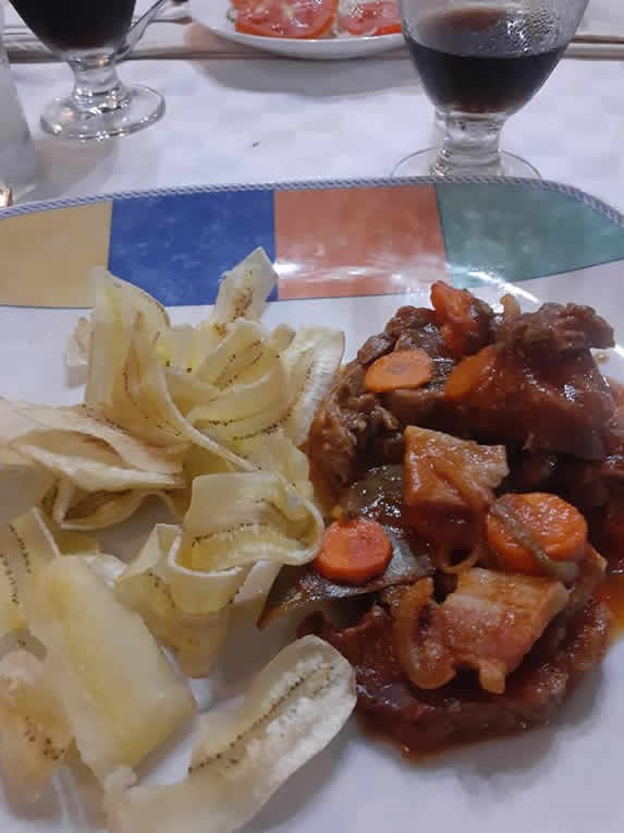 platillo del restaurante sobre mesa con mantelería