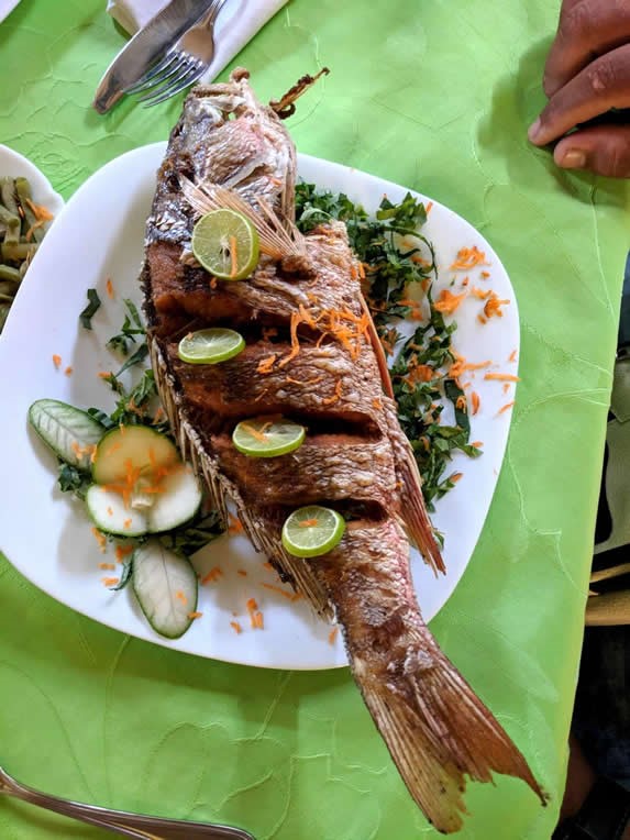 platillo de pescado del restaurante
