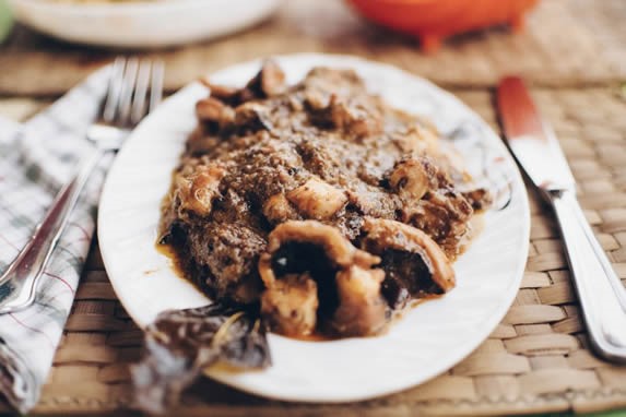 mesa servida con deliciosa comida del restaurante