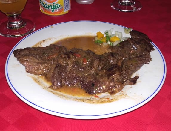 platillo del restaurante sobre mesa con mantelería