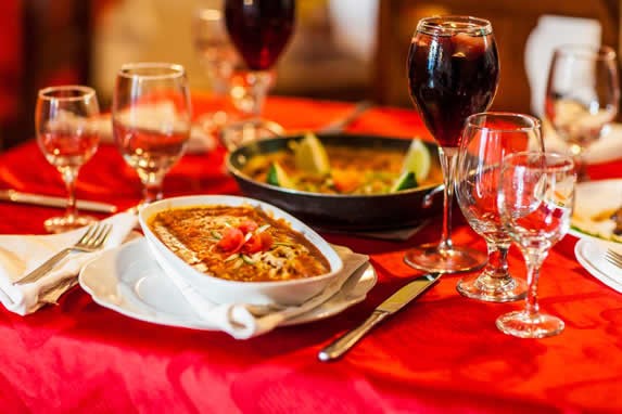 mesa servida con platillos del restaurante