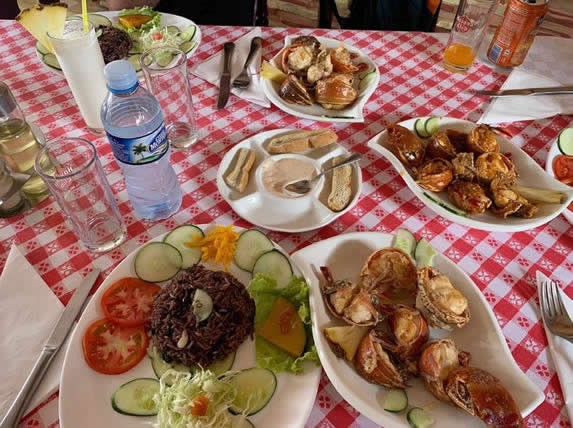 Comida servida en el restaurante 