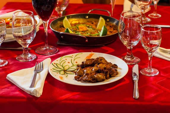 mesa servida con platillos del restaurante