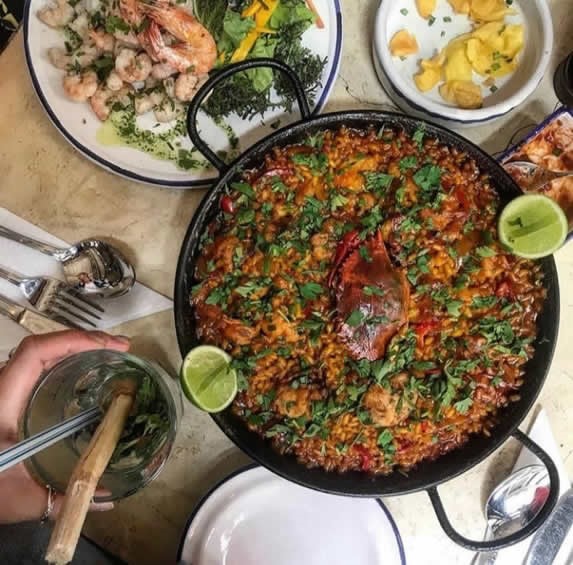 Paella servida en el restaurante Mas Habana