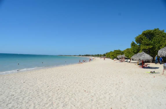 playa de arena blanca y playa cristalina