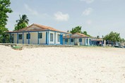 bungalows de madera y techo de tejas en la playa