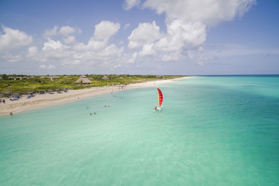 Playa con aguas cristalinas en Cayo Santa Maria