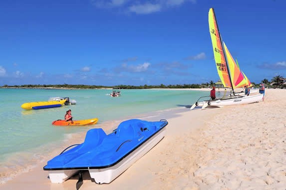 bicicletas acuáticas y kayaks en la playa