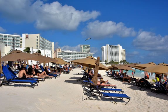 Playa Gaviota Azul, Cancun - Club de la Playa