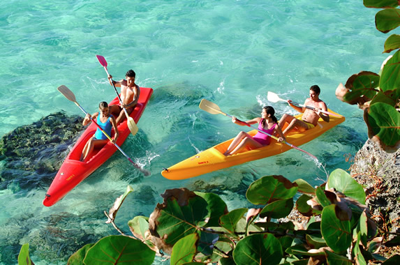 turistas en kayaks en la playa