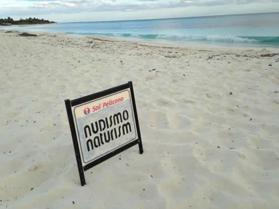 playa con cartel en la arena