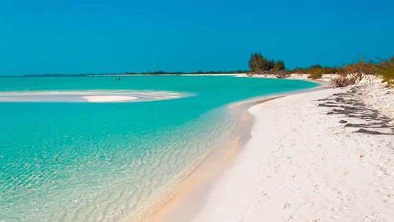 playa desierta de aguas cristalinas y arena blanca