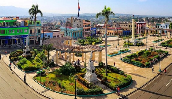 vista aérea de una plaza rodeada de edificaciones