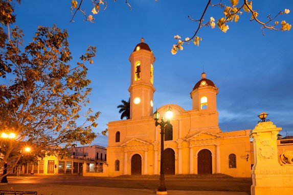 Vista nocturna de la Plaza Jose Marti 